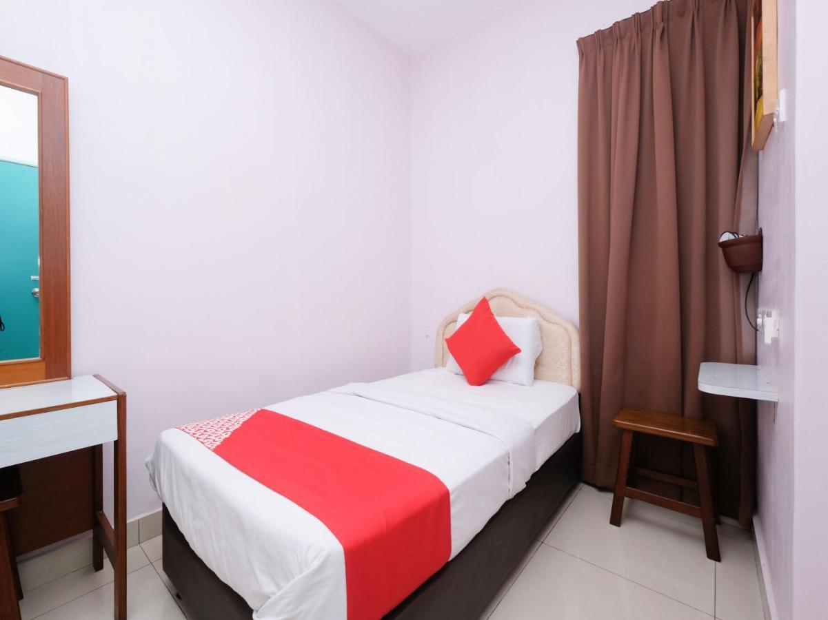 Oyo 89877 Sun Triang Hotel Kampong Kerayong Exterior photo
