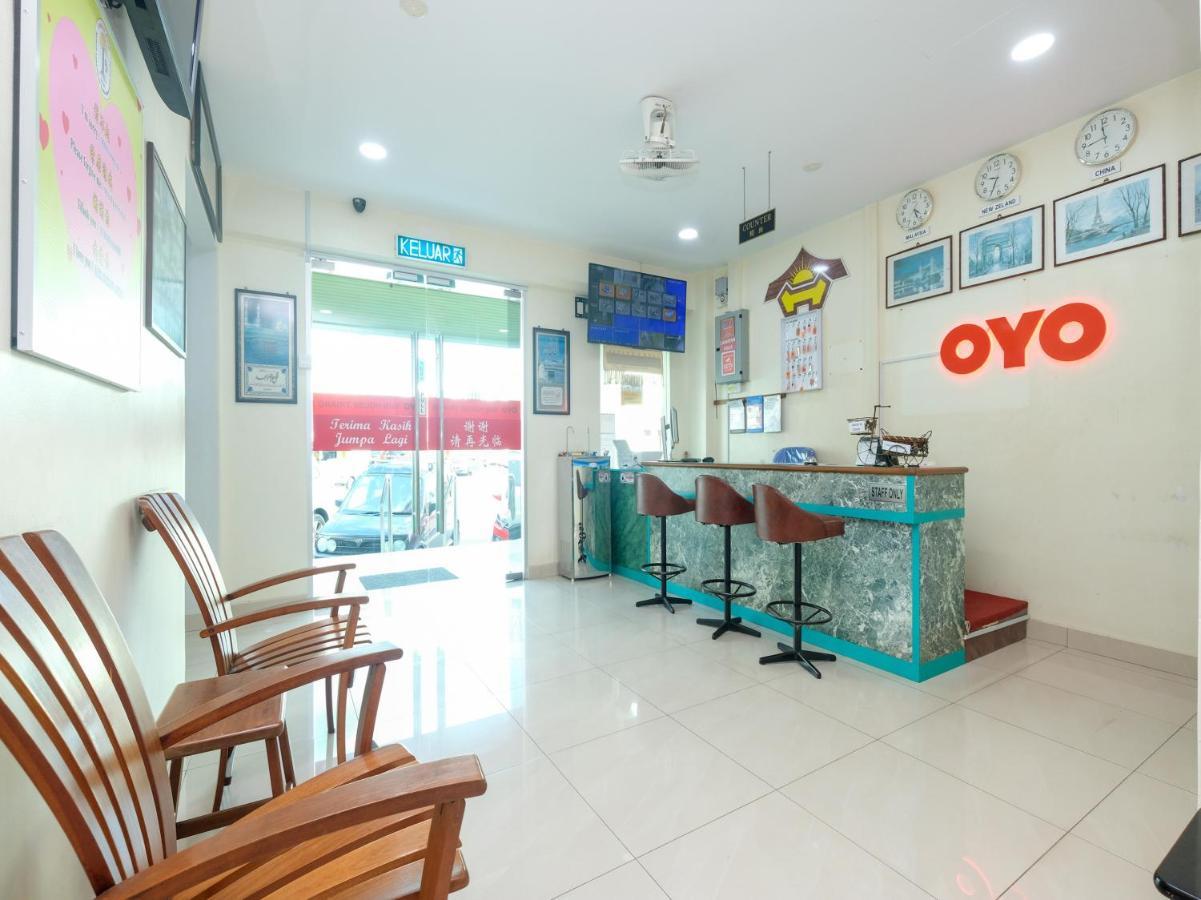 Oyo 89877 Sun Triang Hotel Kampong Kerayong Exterior photo
